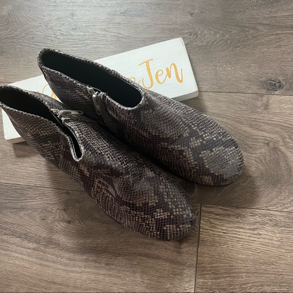 Aerosoles Sophia Snake Print Booties NWOT - Picture 3 of 6